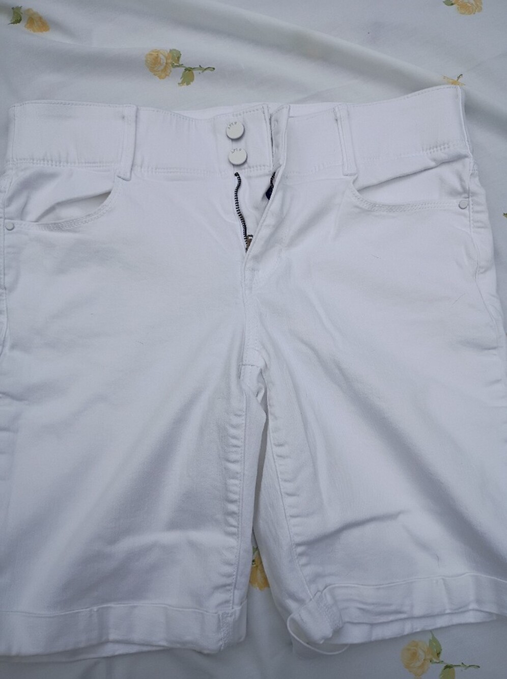 Apt. 9 White Flat Front Ladies Shorts